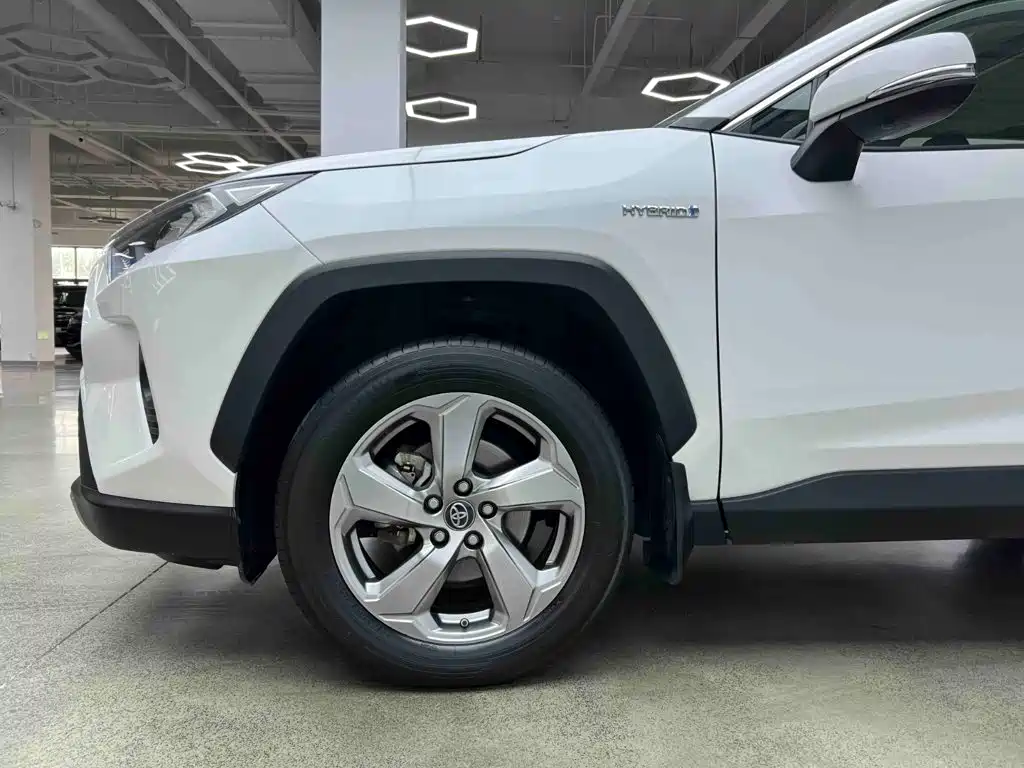 Toyota RAV4 — миниатюра 6
