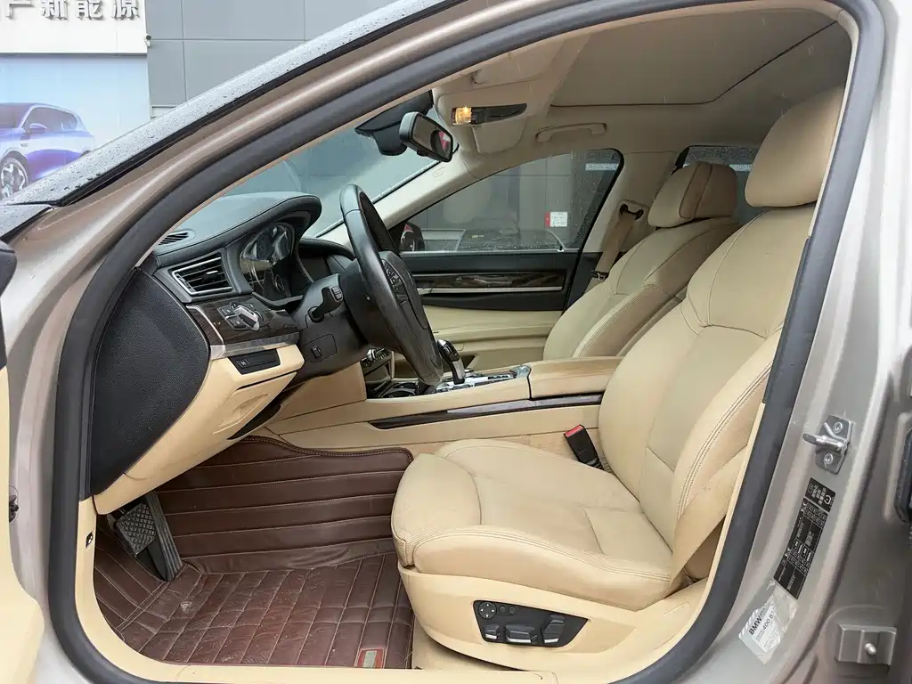 BMW 7 Series — миниатюра 5