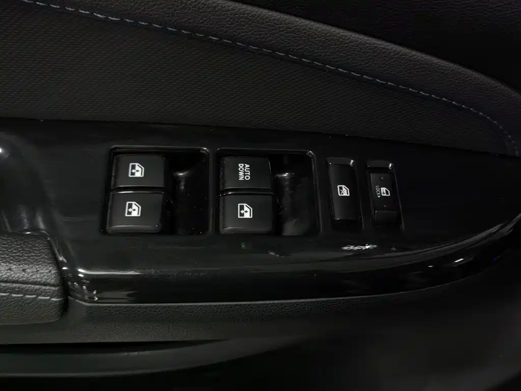 Changan CS15EV — миниатюра 9