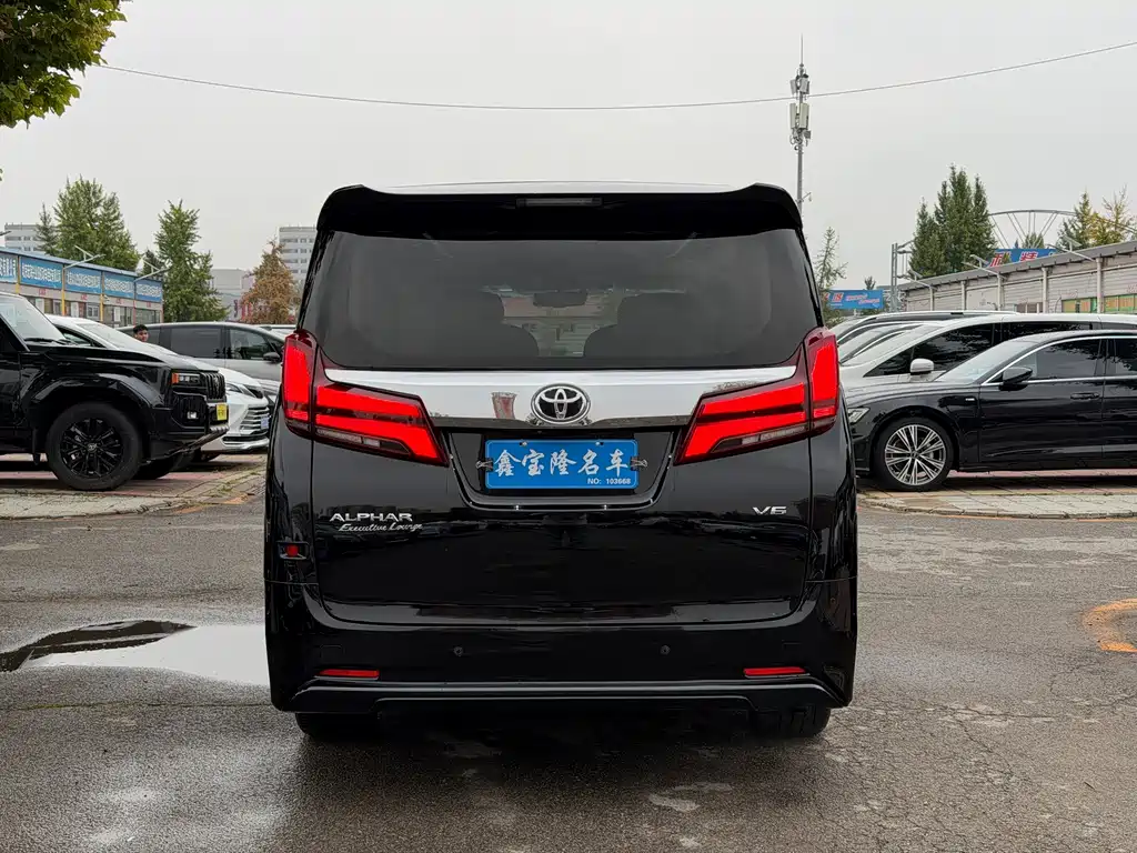 Toyota Alphard — миниатюра 3