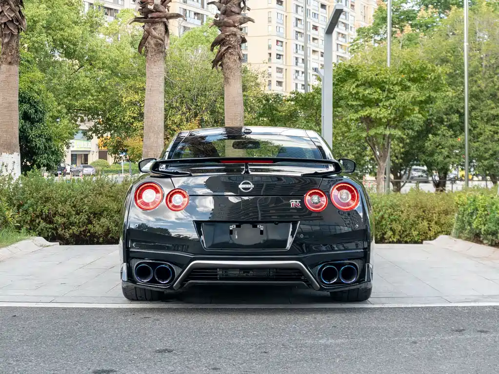 Nissan GT-R — миниатюра 5