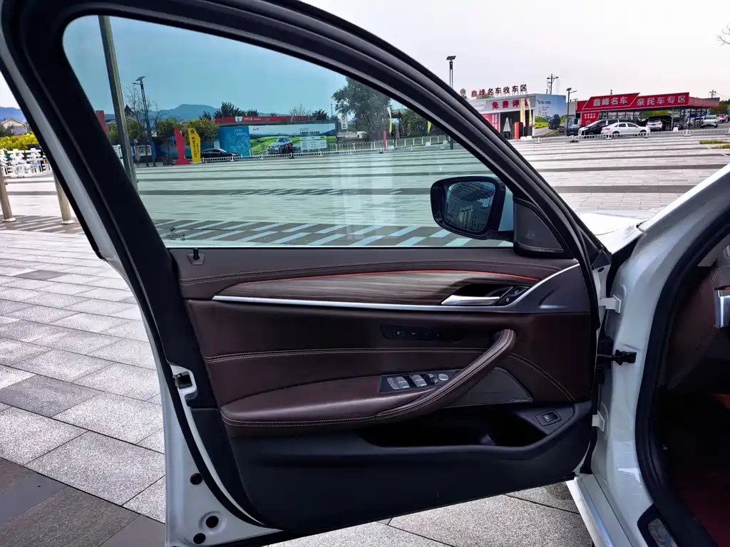 BMW 5 Series — миниатюра 7