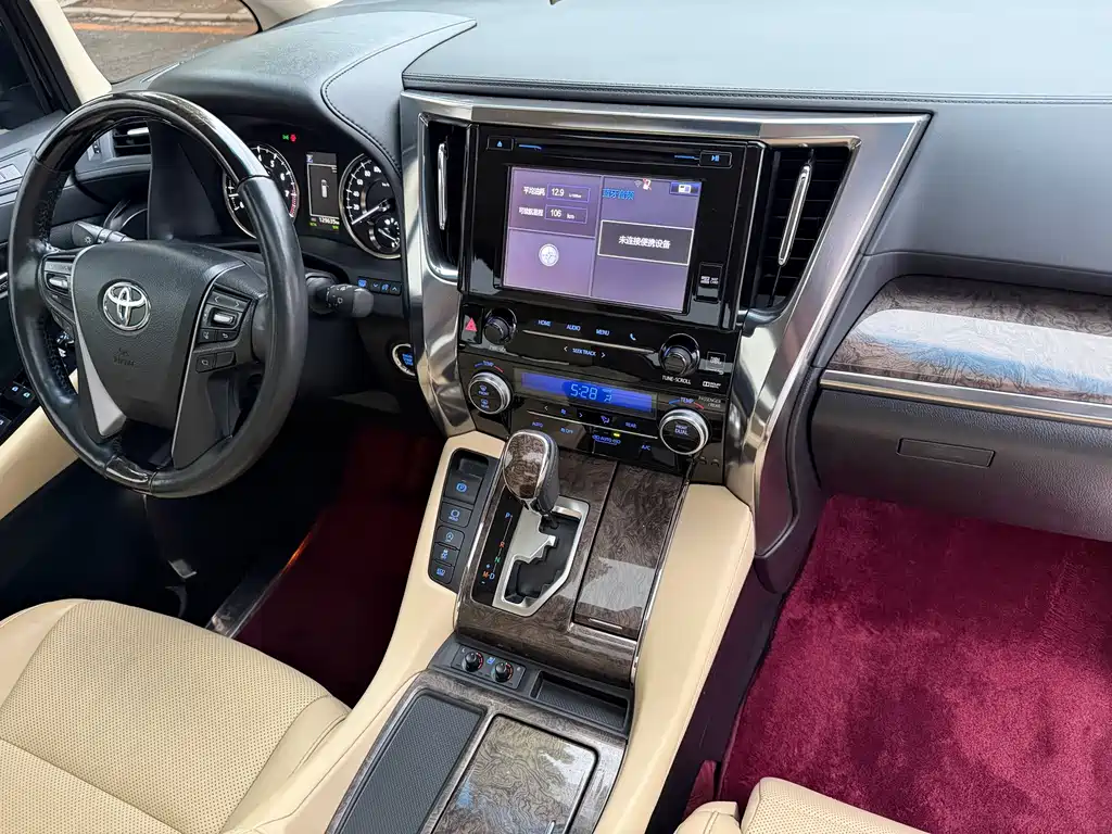 Toyota Alphard — миниатюра 10