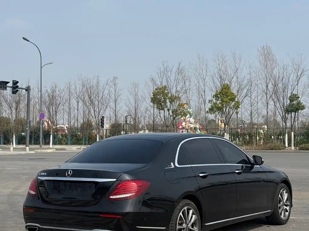 Mercedes-Benz E-Class — миниатюра 7