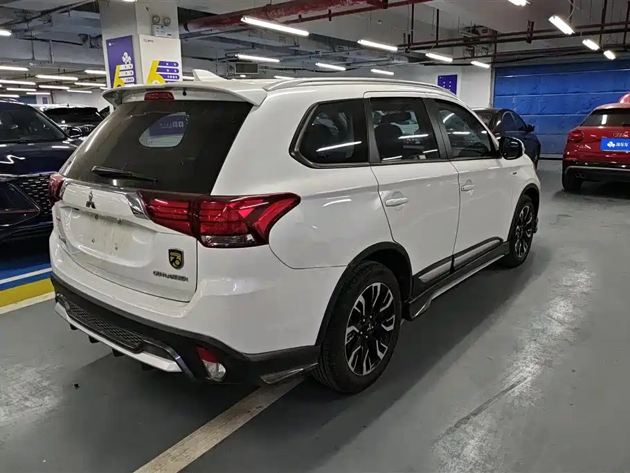 MITSUBISHI OUTLANDER