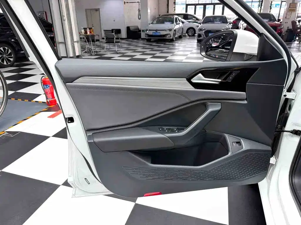 Volkswagen Sagitar — миниатюра 4