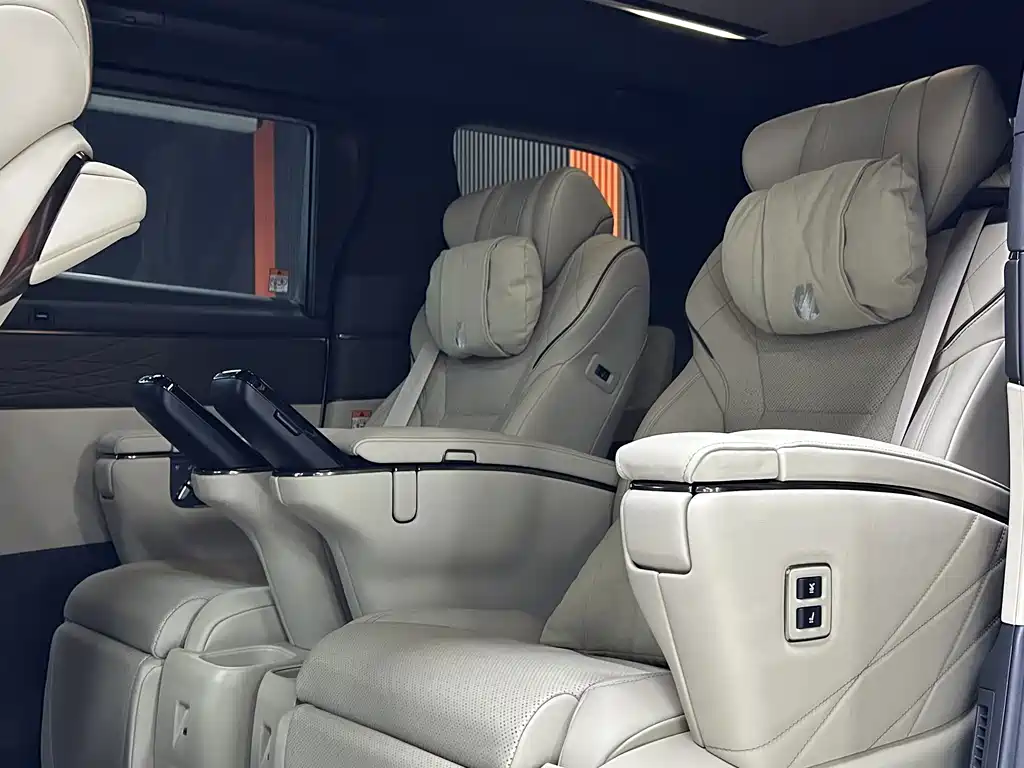 Toyota Alphard — миниатюра 20