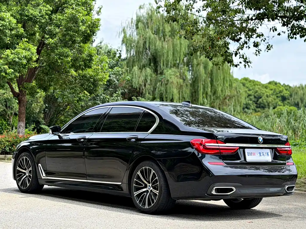 BMW 7 Series — миниатюра 17