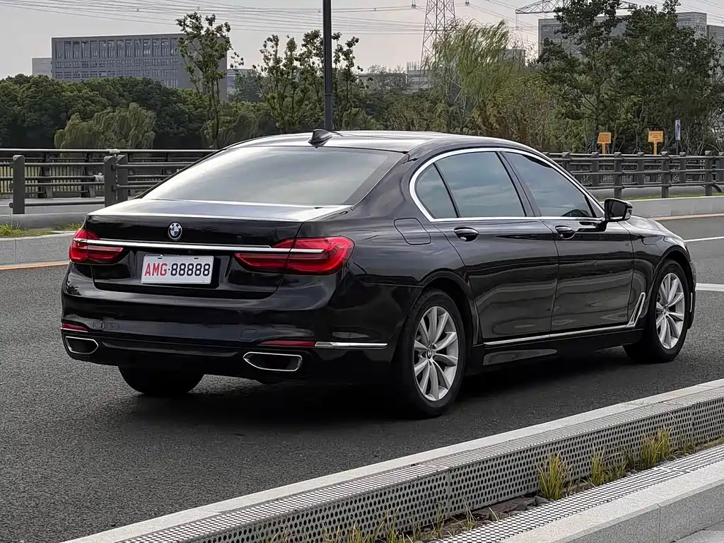 BMW 7 Series — миниатюра 8