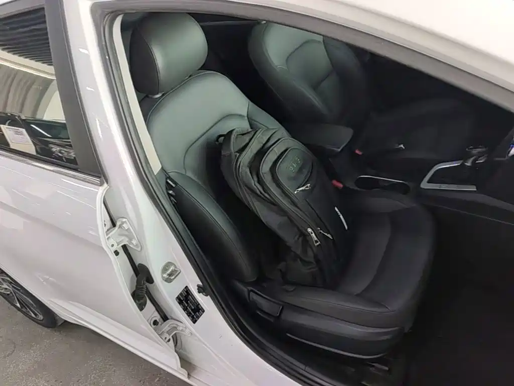 Hyundai Elantra — миниатюра 20