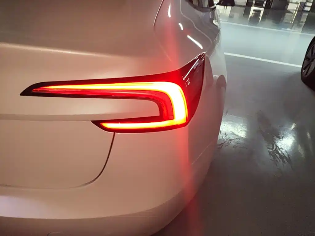 Tesla Model 3 — миниатюра 8
