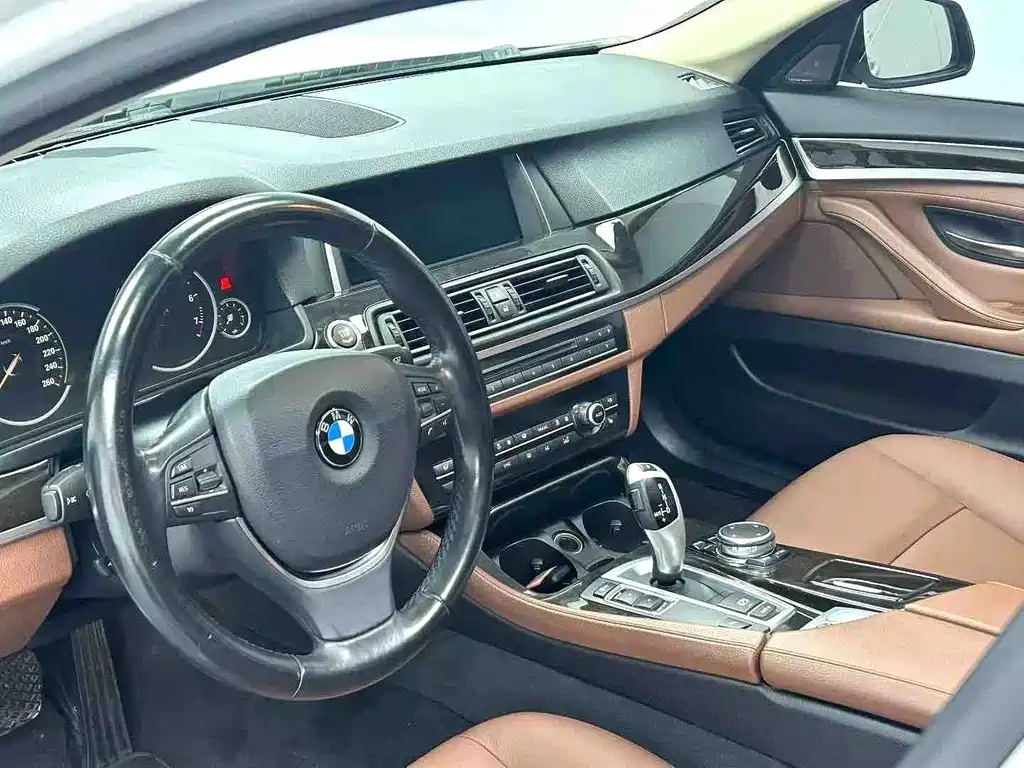 BMW 5 Series — миниатюра 7