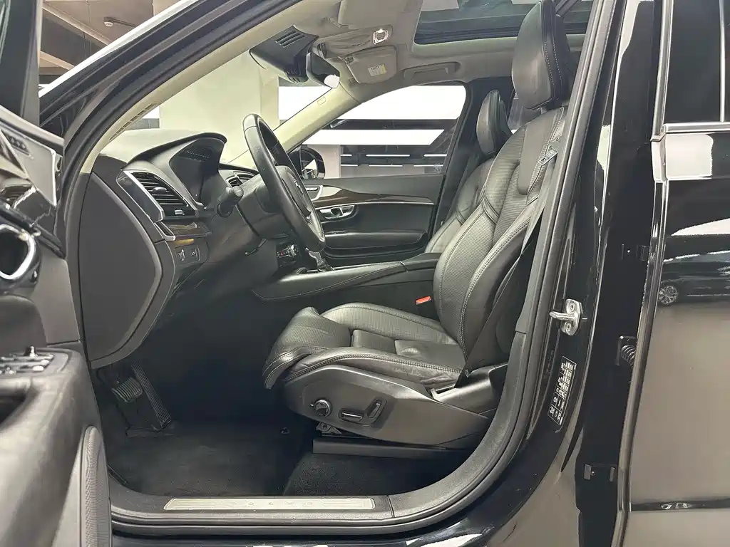 Volvo XC90 2015 T6 7 мест