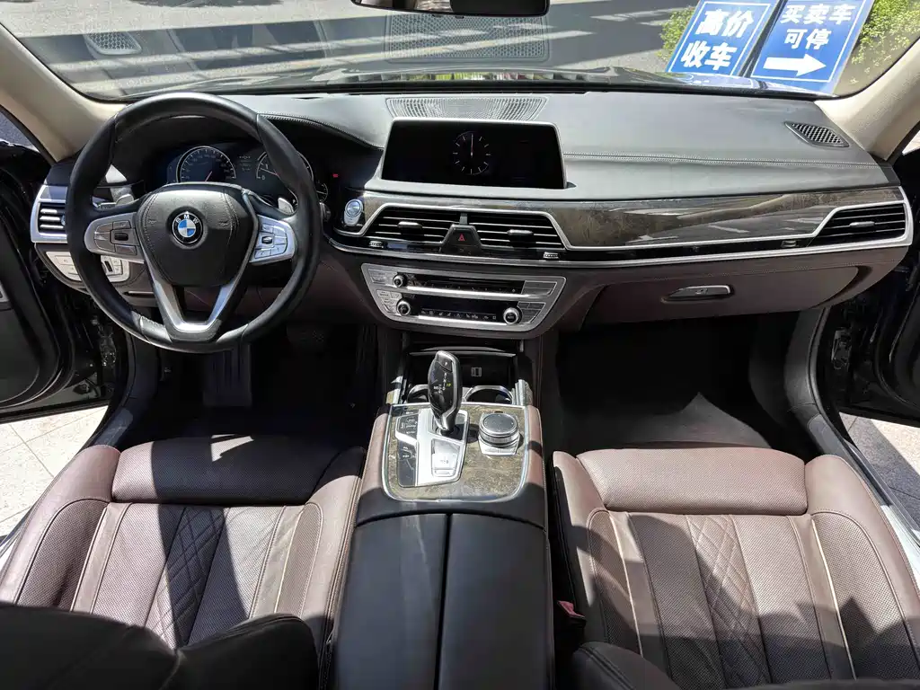 BMW 7 Series — миниатюра 11