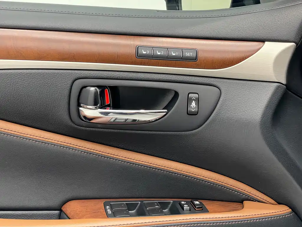 Lexus LS — миниатюра 29