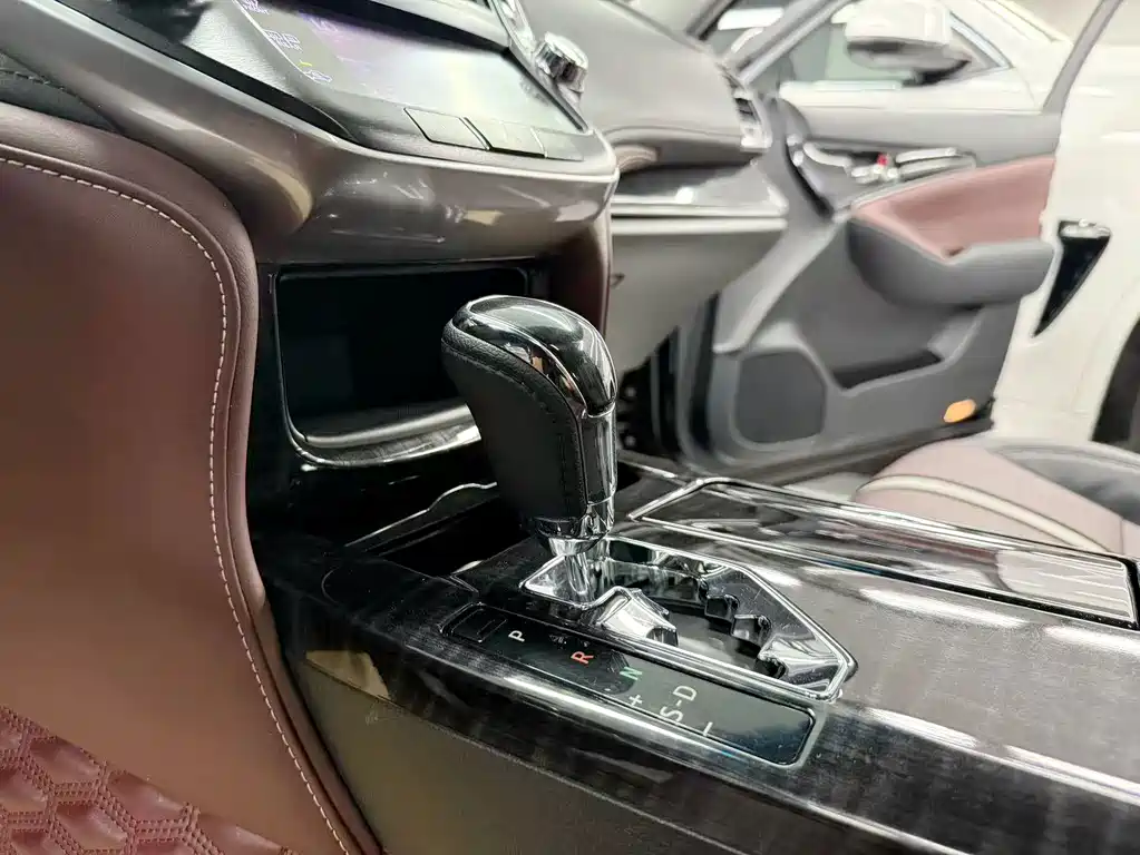 Toyota Crown — миниатюра 15