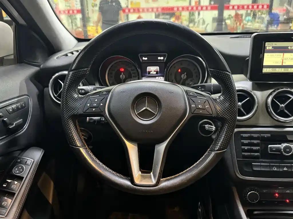 Mercedes-Benz GLA (Import) — миниатюра 12