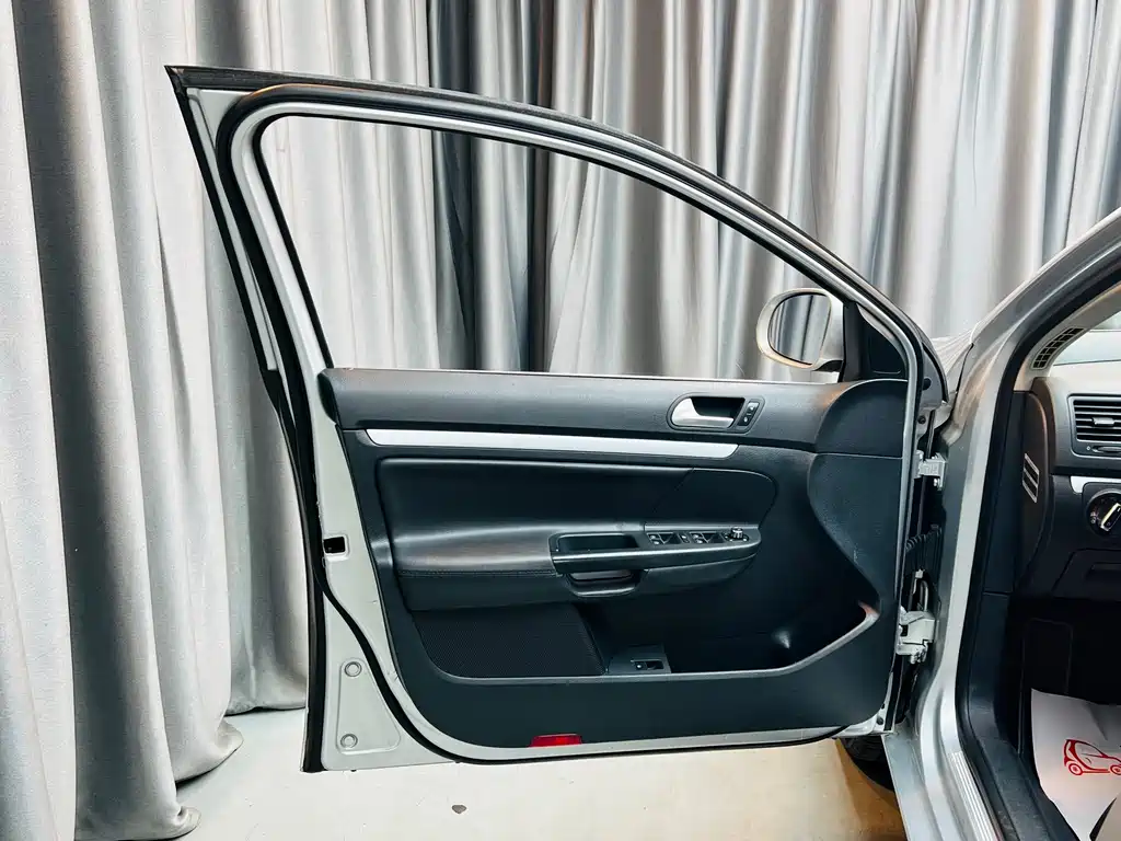 Volkswagen Sagitar 2011 1.6L MT