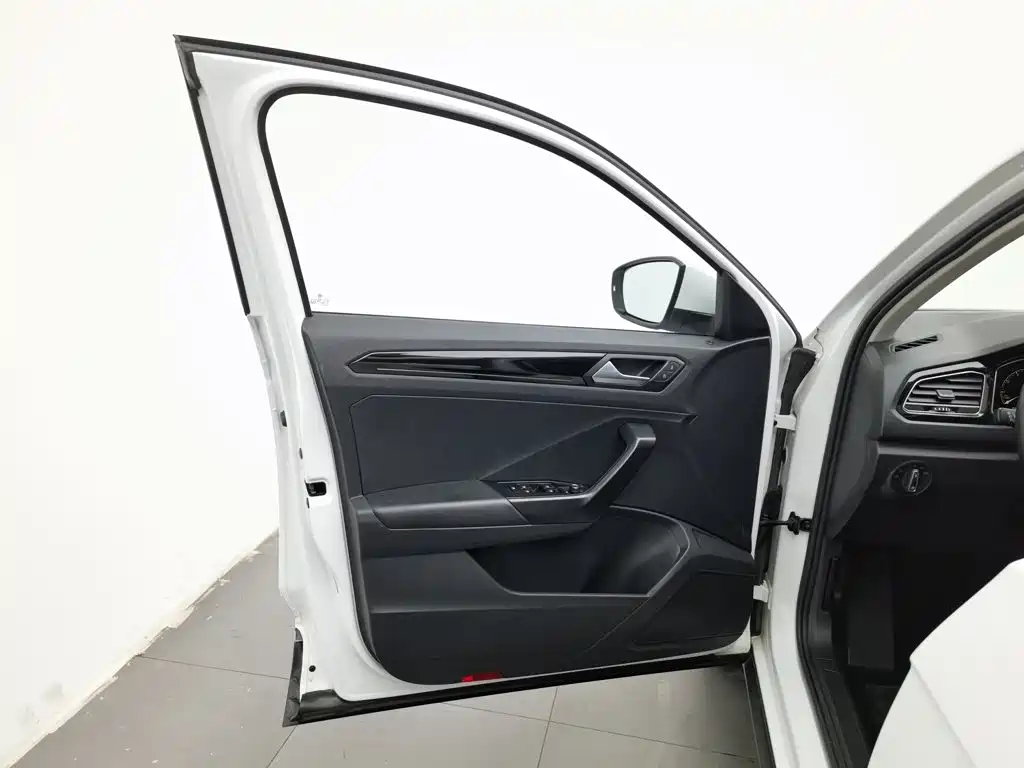 Volkswagen T-Roc — миниатюра 8