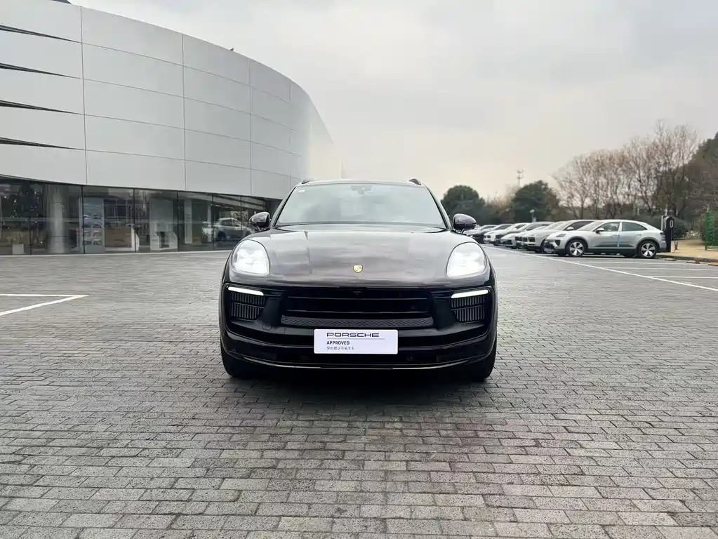PORSCHE MACAN