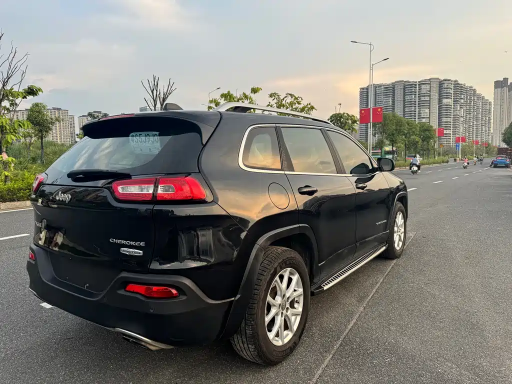 Jeep Cherokee — миниатюра 8