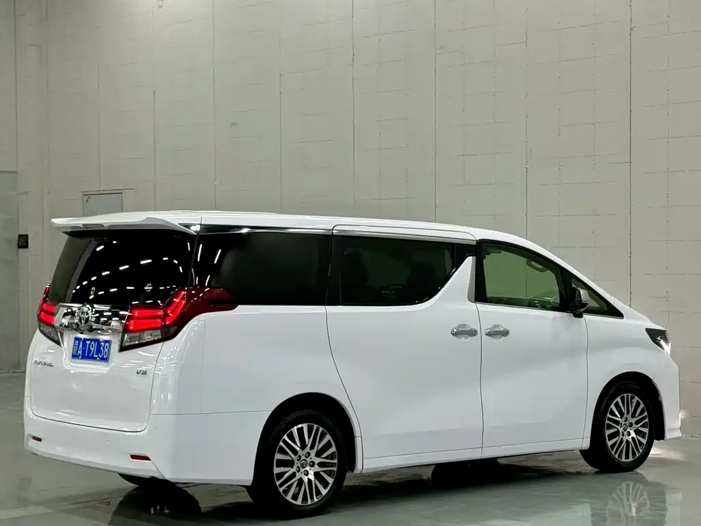 Toyota Alphard — миниатюра 9