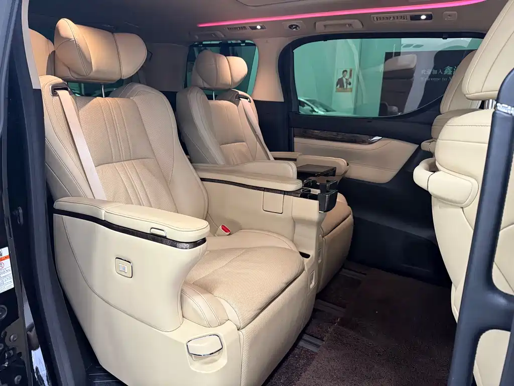 Toyota Alphard — миниатюра 7