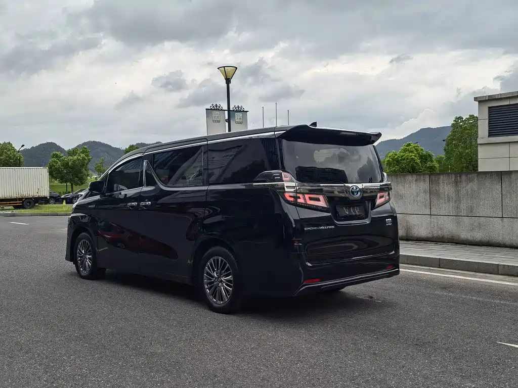 Toyota Alphard — миниатюра 4