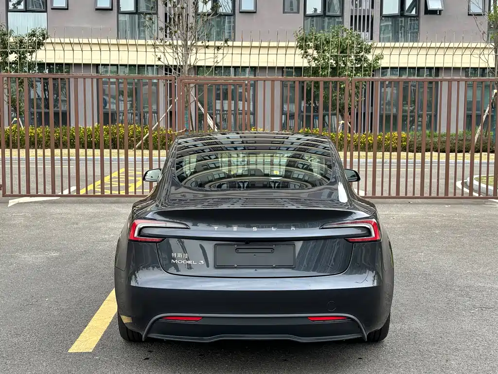 Tesla Model 3 — миниатюра 17