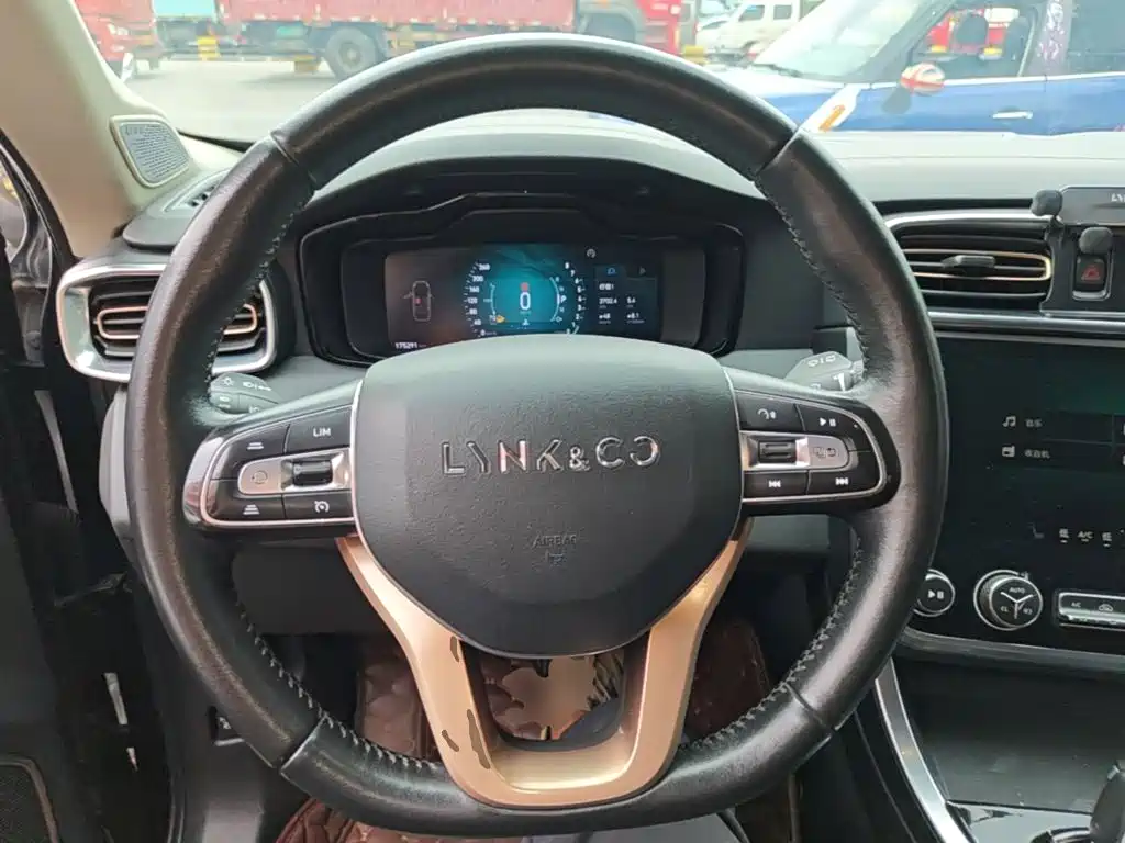 Lynk & Co 01 — миниатюра 11
