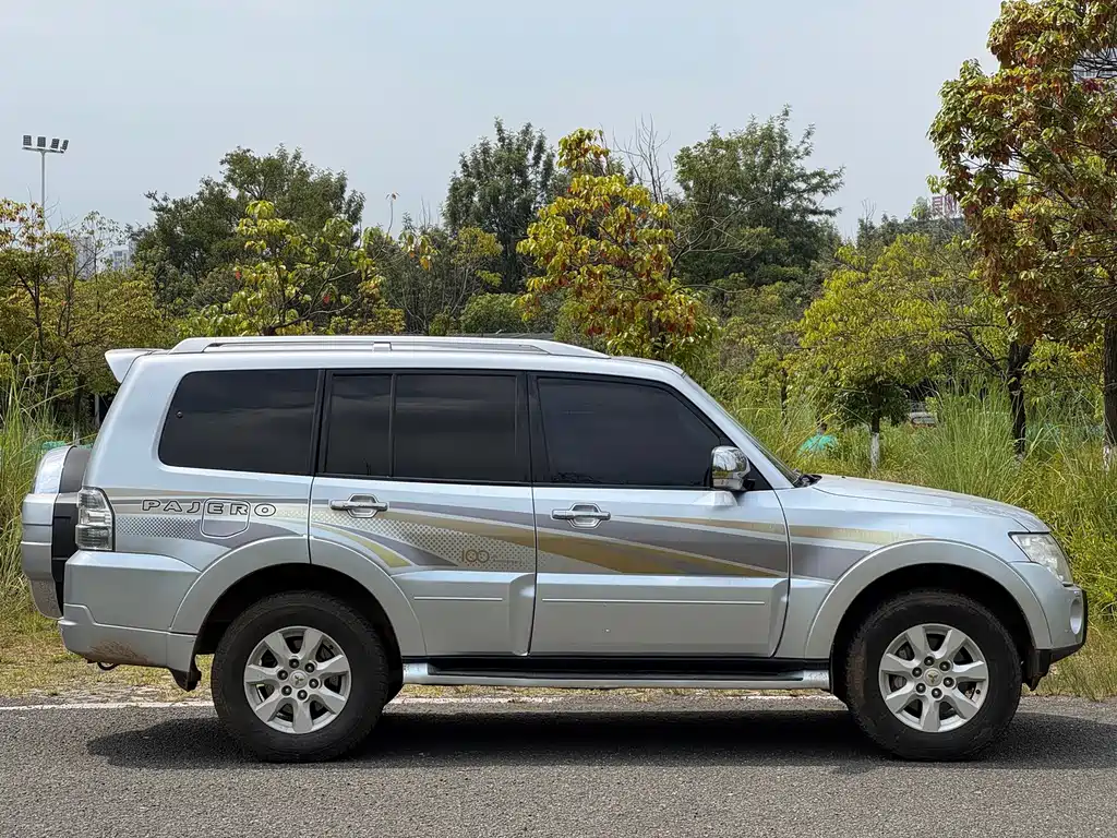 Mitsubishi Pajero (Import) — миниатюра 4