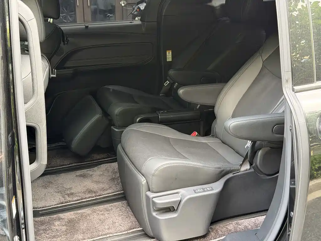 Toyota Sienna — миниатюра 11