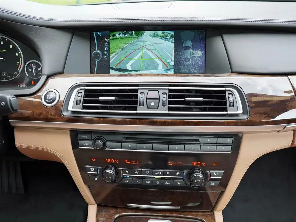 BMW 7 Series — миниатюра 8