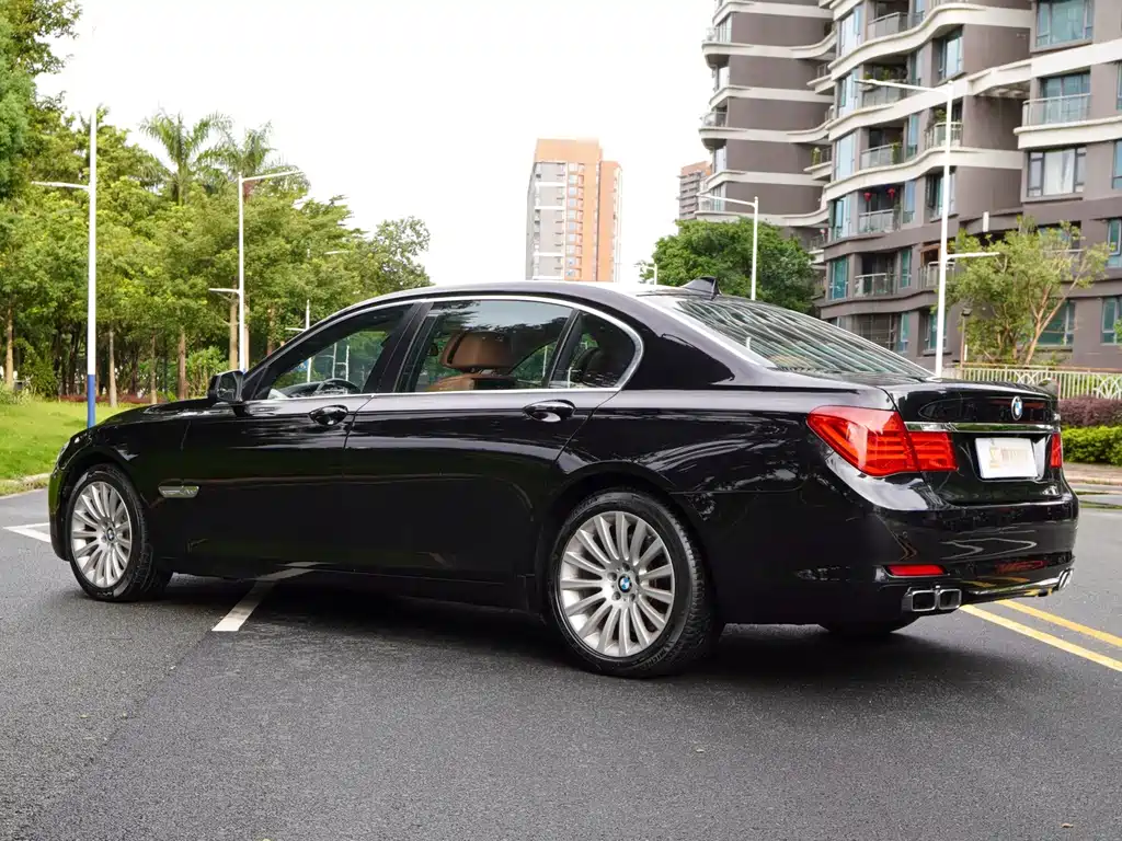 BMW 7 Series — миниатюра 10