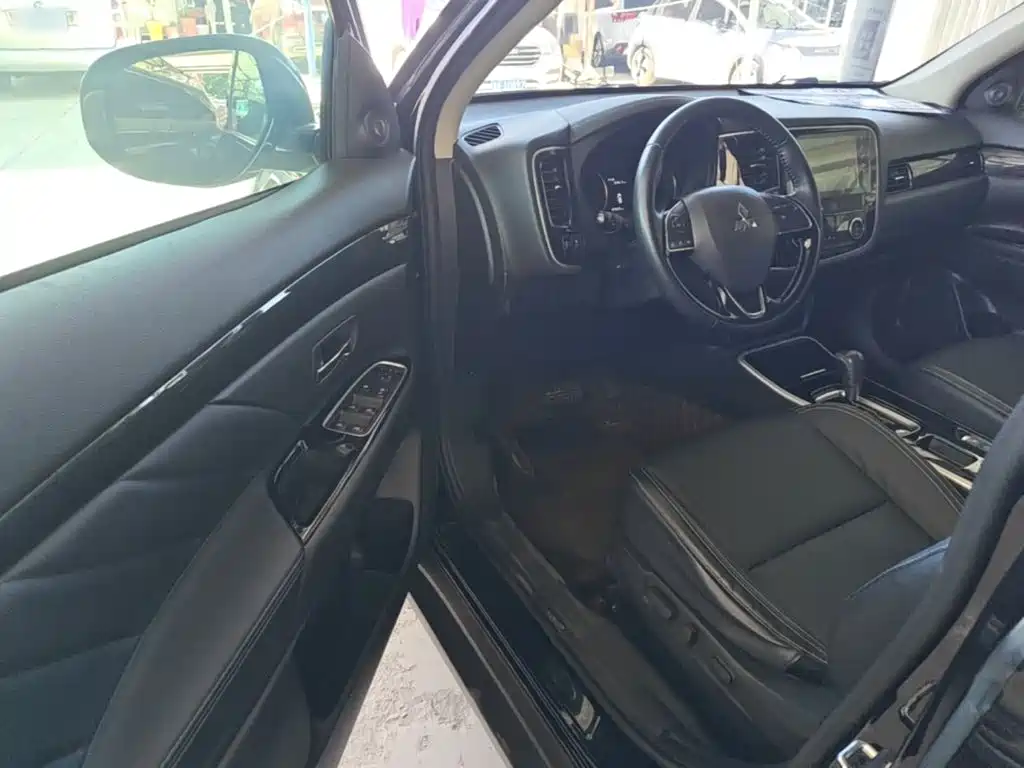 Mitsubishi Outlander — миниатюра 16