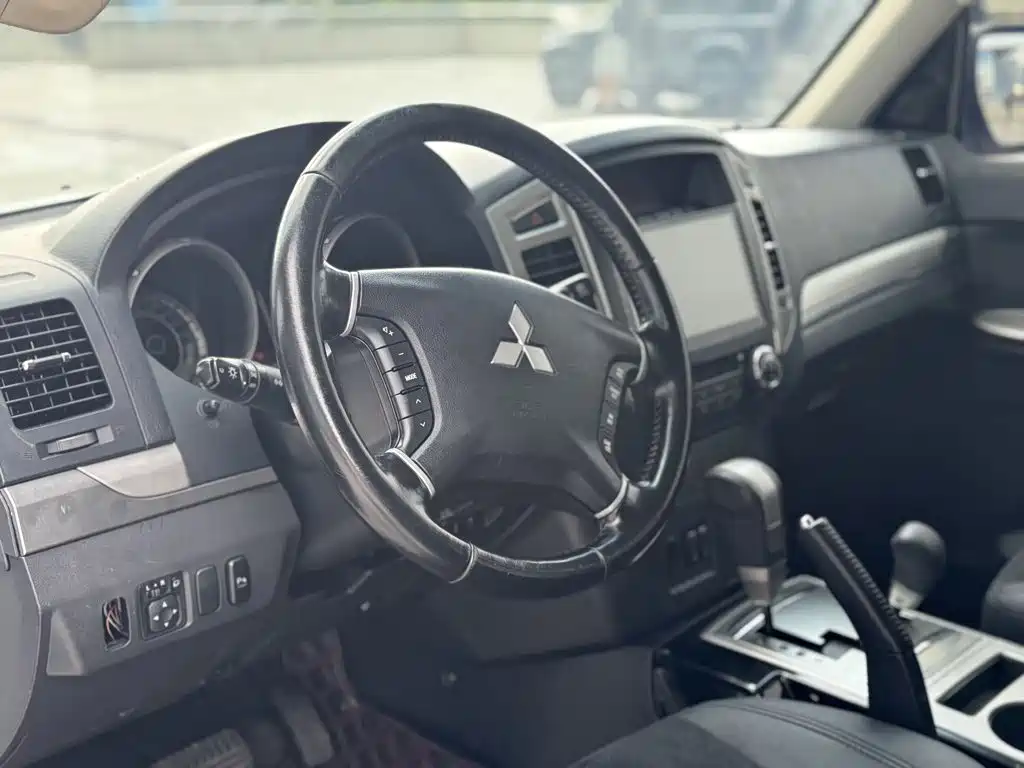 Mitsubishi Pajero (Import) — миниатюра 4