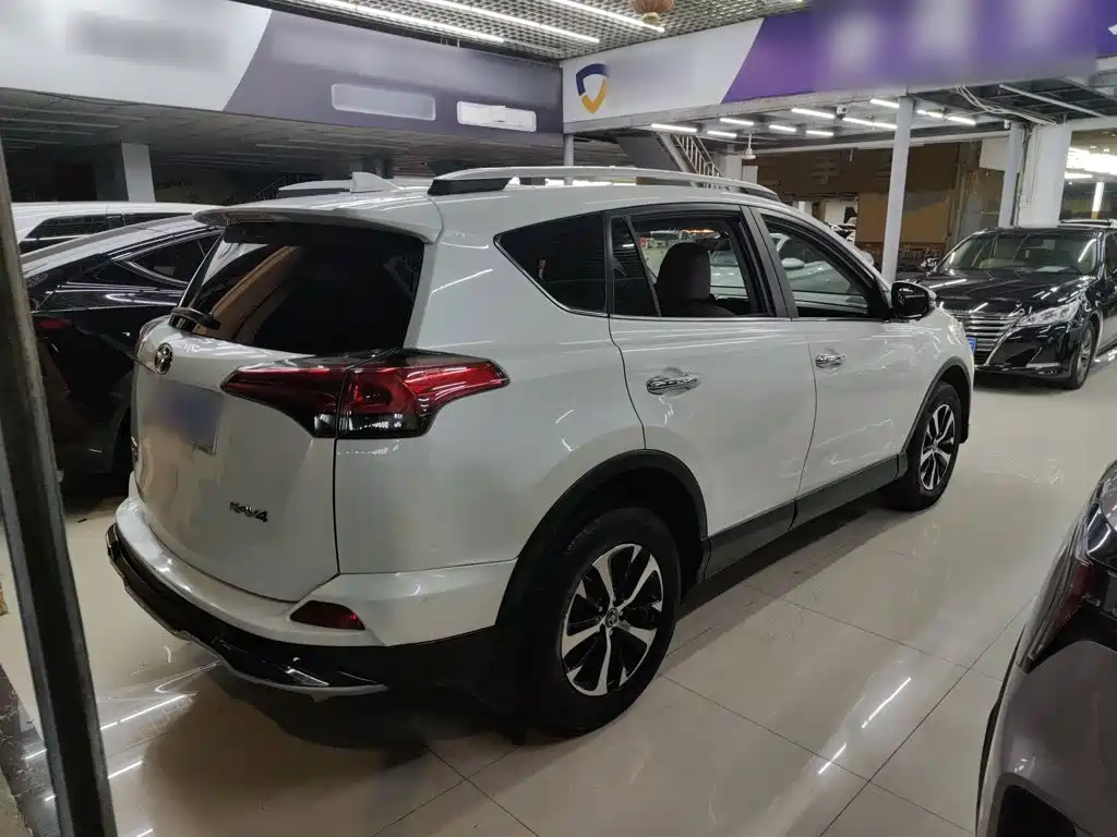 Toyota RAV4 — миниатюра 5