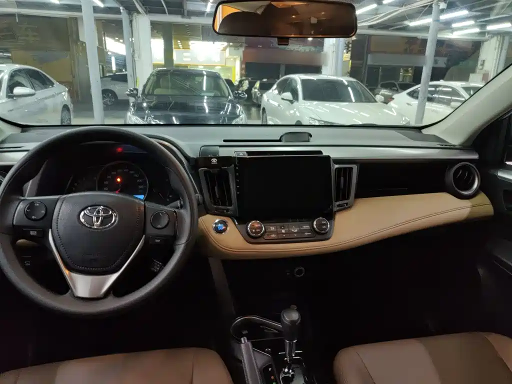 Toyota RAV4 — миниатюра 10