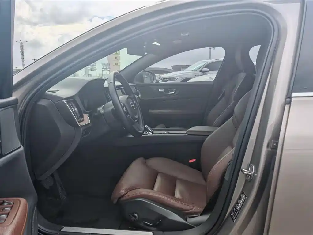 Volvo V60 2021 B5 Luxury