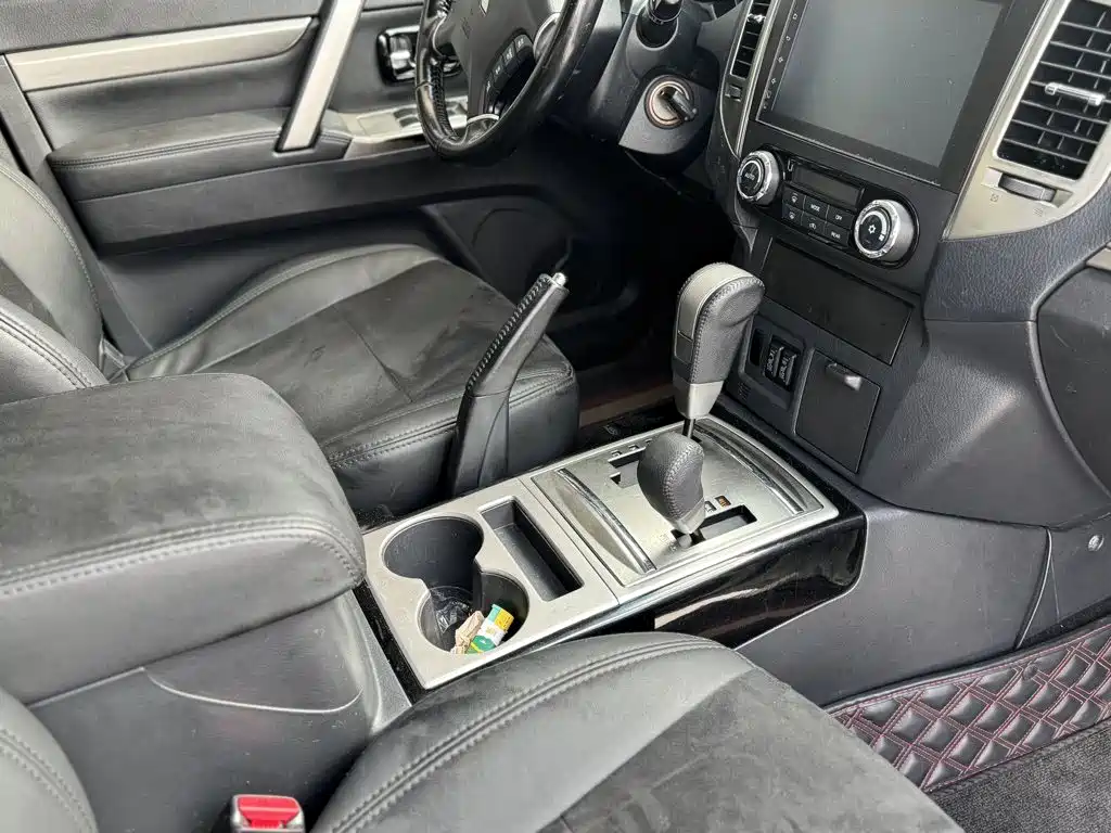 Mitsubishi Pajero (Import) — миниатюра 13