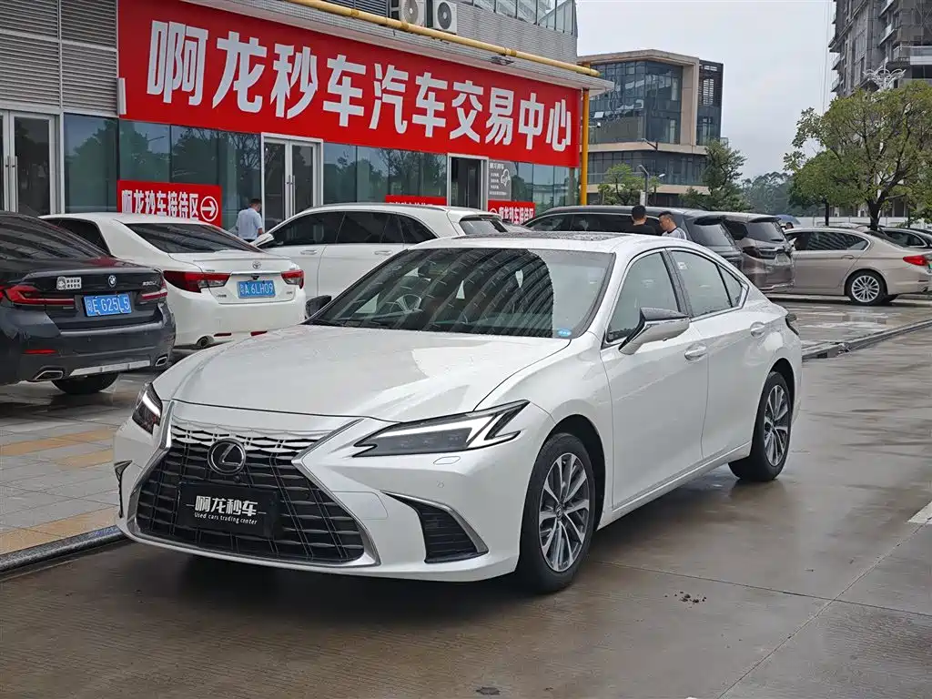 2025 Lexus ES - zdjęcie 1 z 9