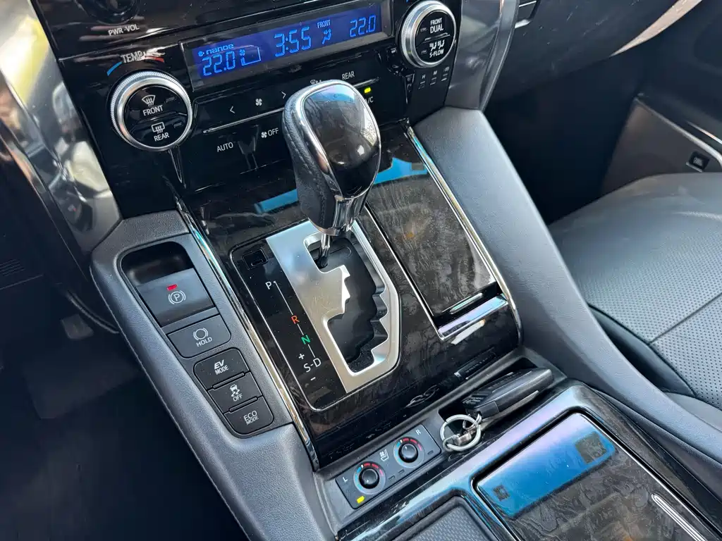 Toyota Vellfire — миниатюра 7