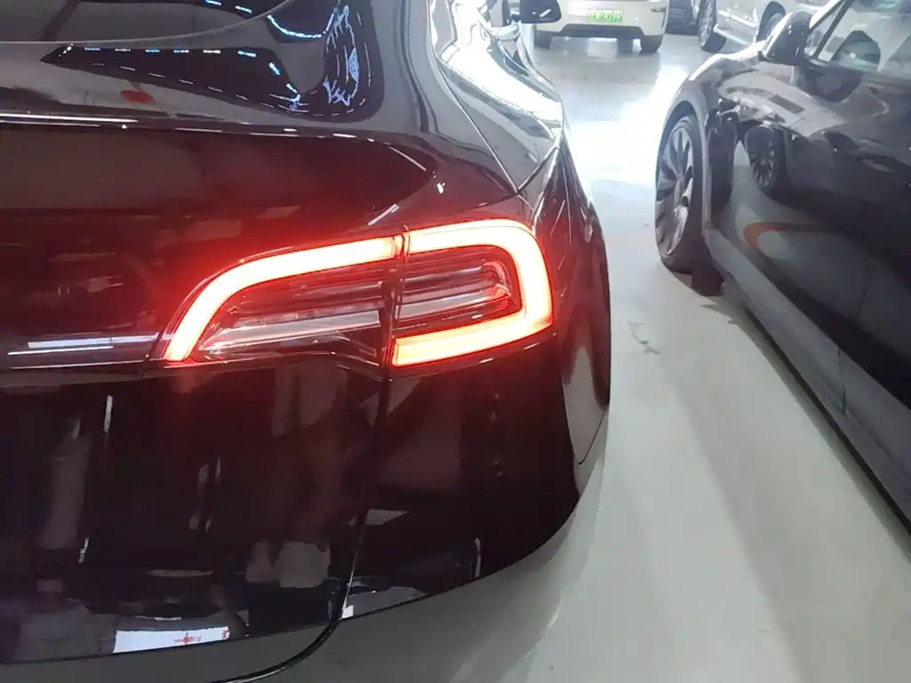 Tesla Model Y — миниатюра 8