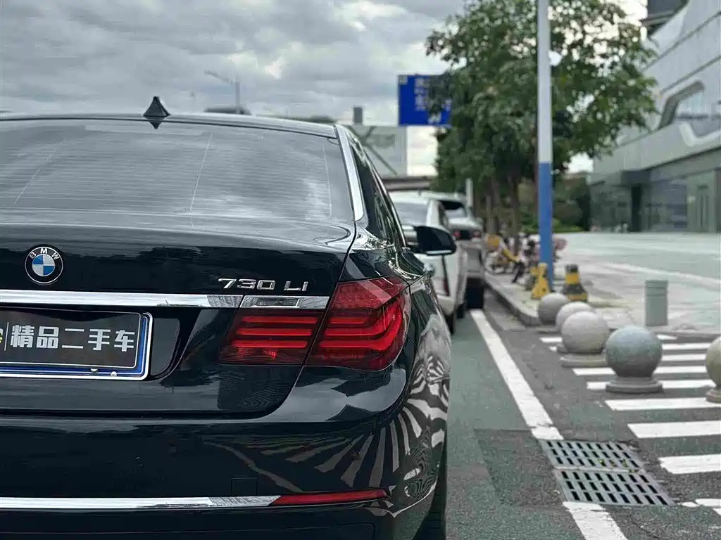 BMW 7 Series — миниатюра 11