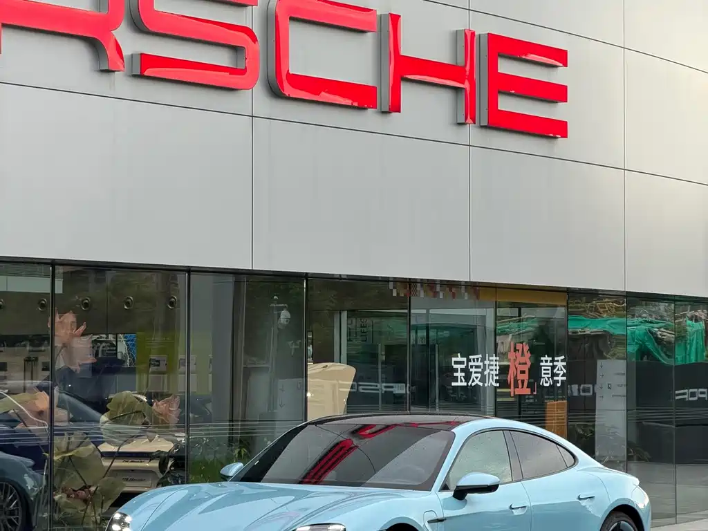 Porsche Taycan — миниатюра 2