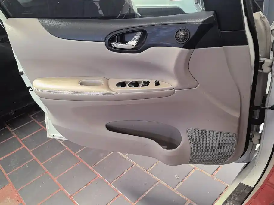 Nissan Tiida — миниатюра 7
