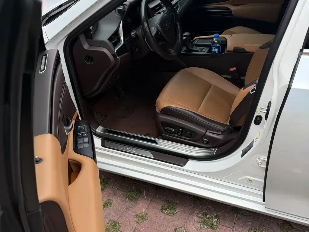 Lexus ES 2018 300h V