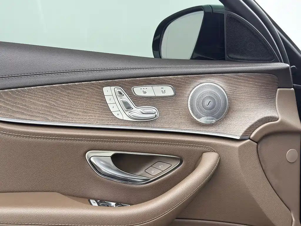 Mercedes-Benz E-Class — миниатюра 6