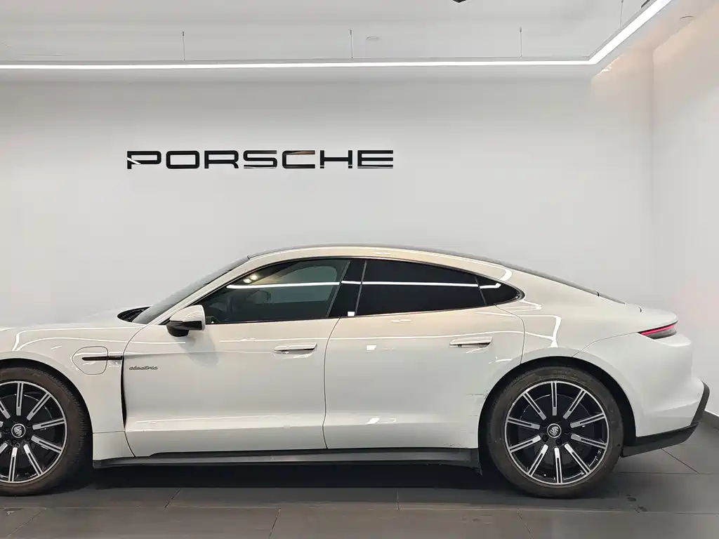 Porsche Taycan — миниатюра 3