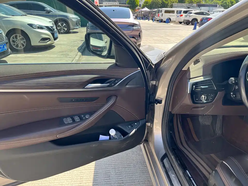 BMW 5 Series New Energy — миниатюра 5
